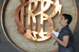 Logo del BCR rotulado en metal