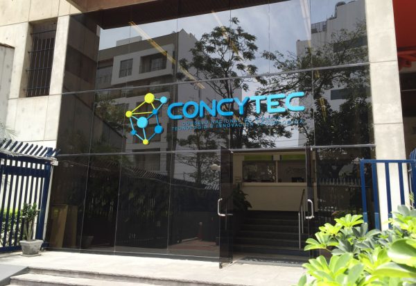 Fachada del Concytec con su logotipo