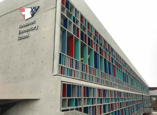 Logotipo en la pared del Colegio Roosevelt